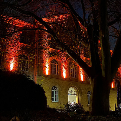 VHS-Haus orange